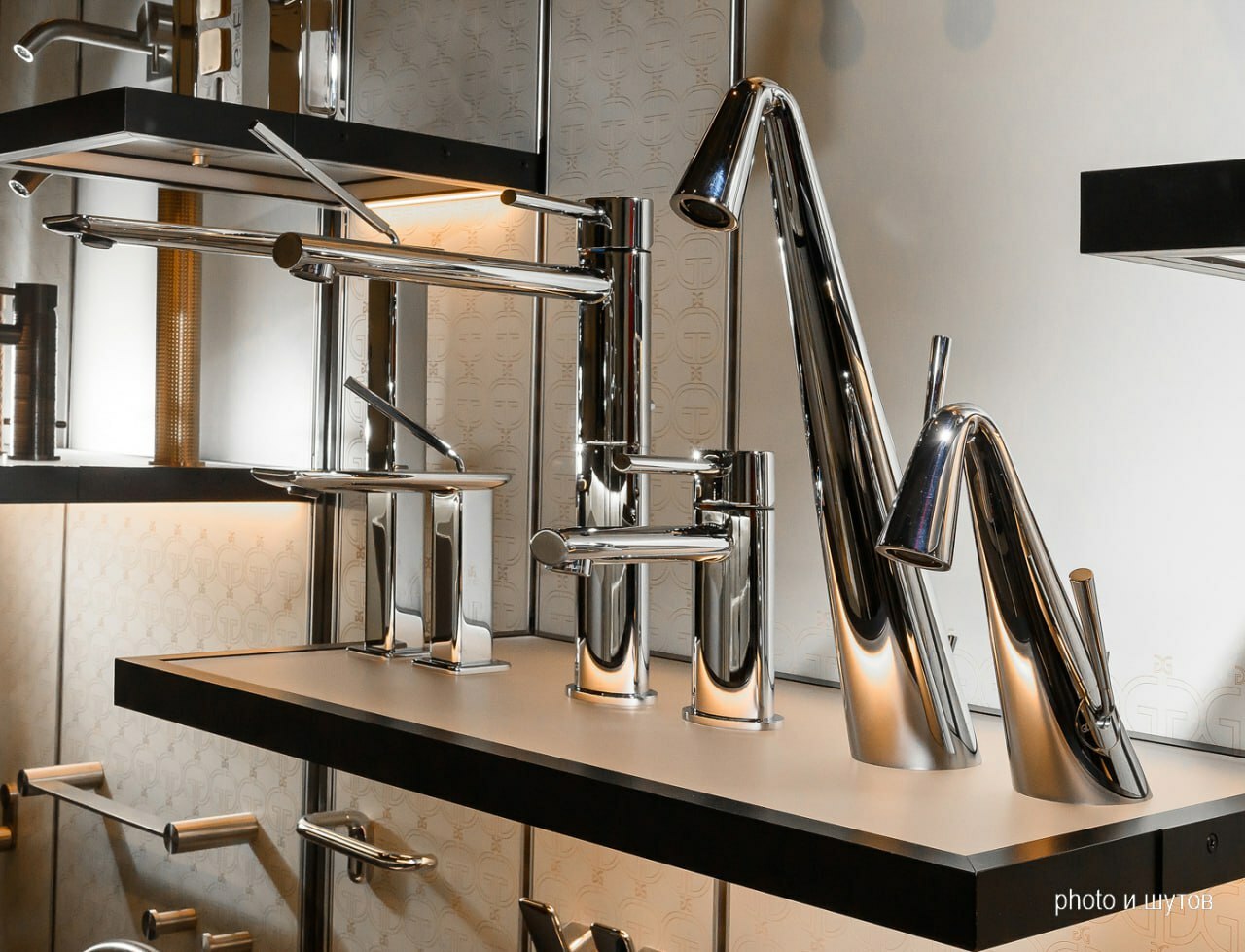 Интерьер салона Автор - сантехника и плитка